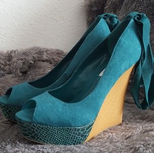 Classy/sexy Jennifer Lopez  wedges